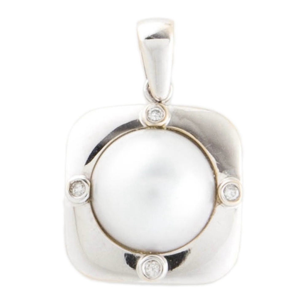 White 18k Gold and Pearl Pendant